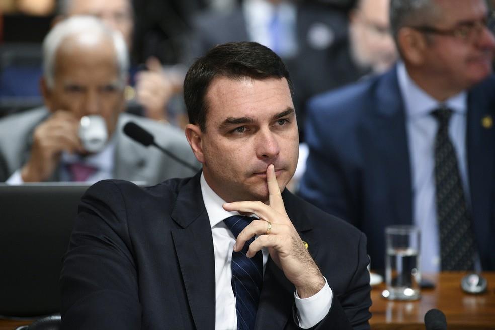 Receita Federal junto ao Ministério Público mira miliciano que tinha elo com Flávio Bolsonaro