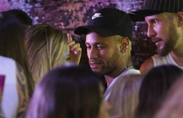 Fora de campo: Neymar é flagrado aos beijos com loira em camarote de Salvador