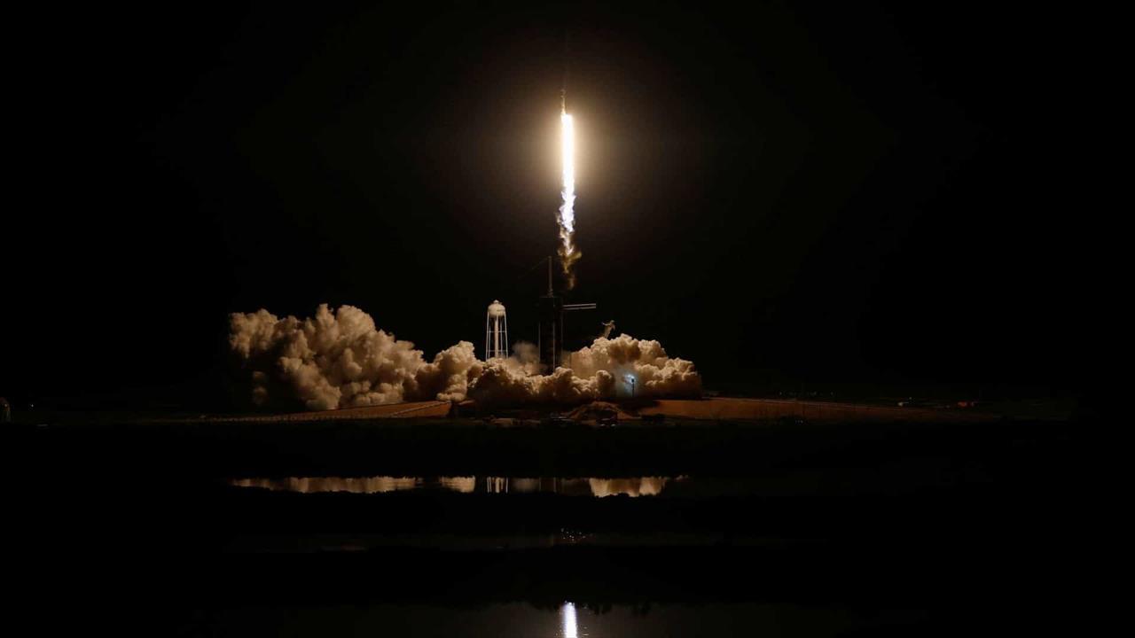 SpaceX lança a primeira espaçonave projetada para transportar humanos ao espaço