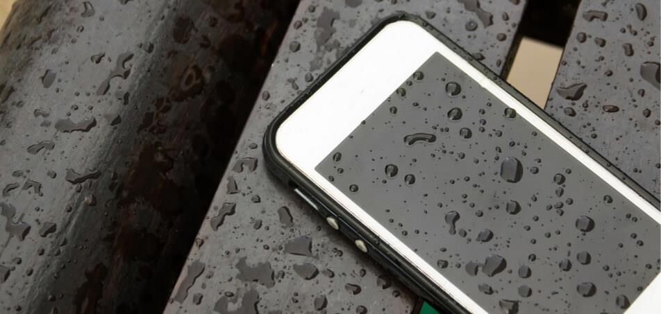 4 dicas para proteger o seu celular dos dias de chuva durante o Carnaval