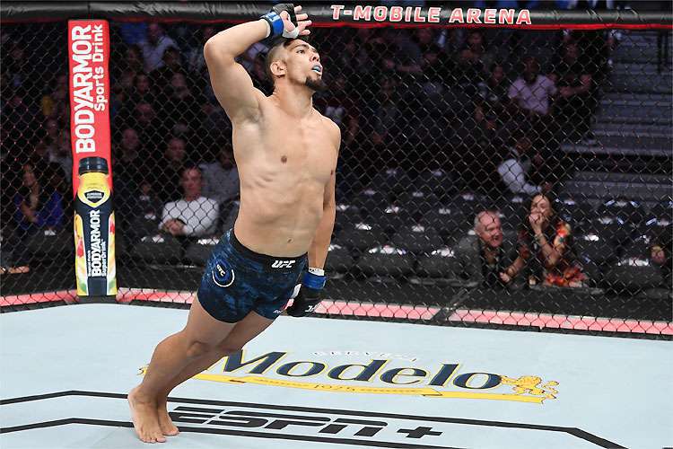 Promessa do Brasil, Walker faz nova vítima no UFC e se lesiona em comemoração
