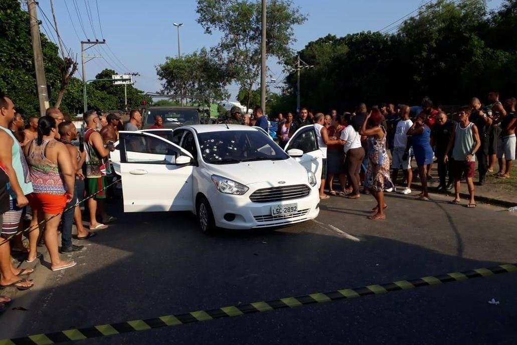Músico morre após Exército fuzilar carro de família por engano com 80 tiros no Rio de Janeiro
