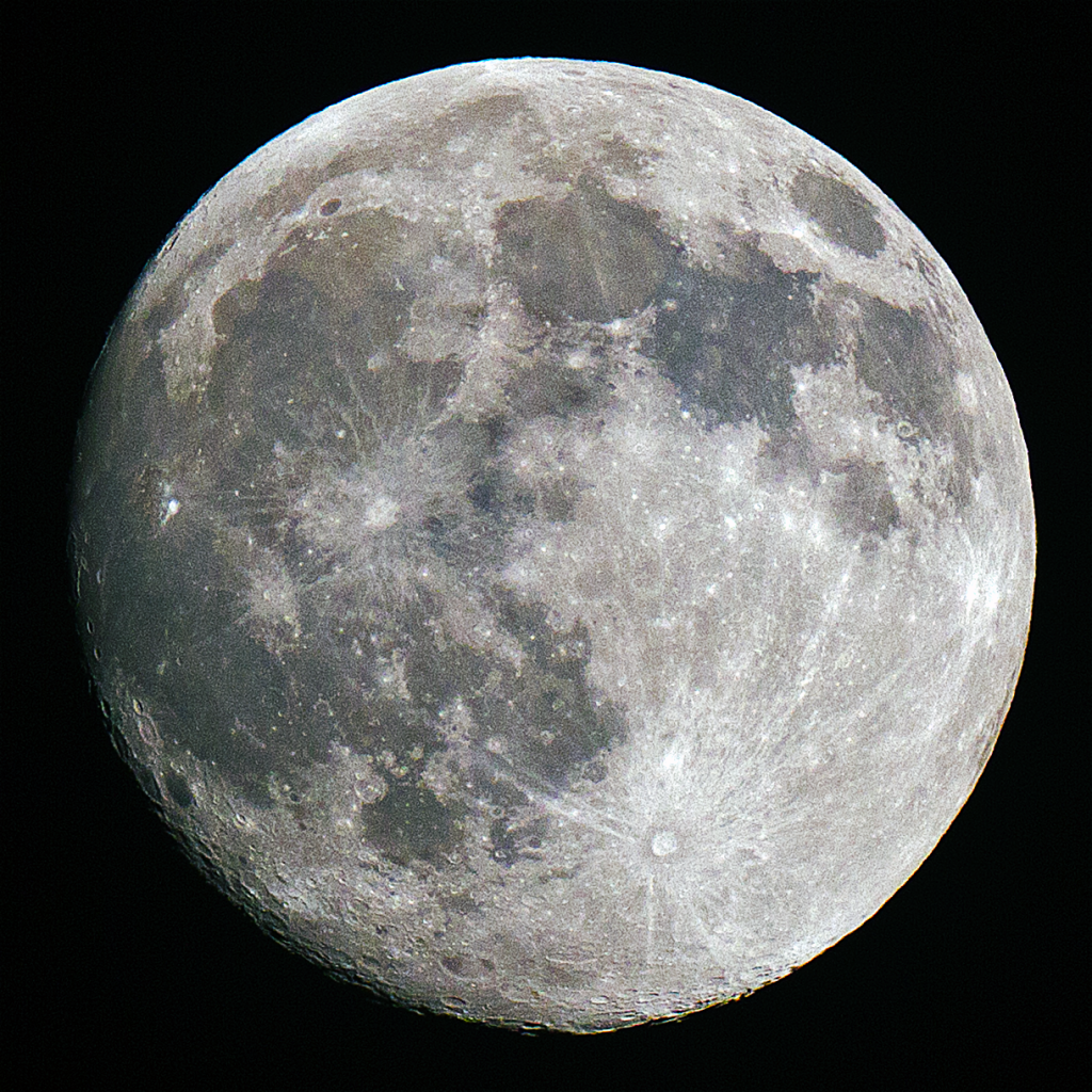 Lua está encolhendo e sofrendo abalos de terremotos, diz estudo da Nasa