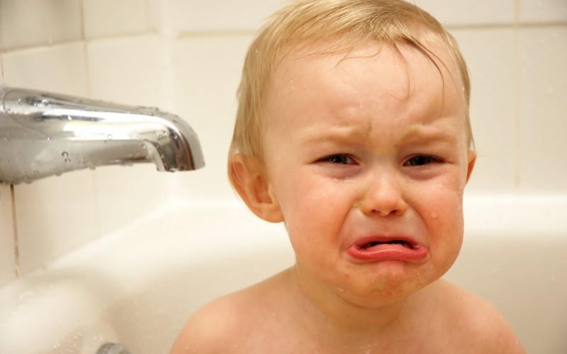 Projeto de Lei pode proibir que homens deem banho em crianças