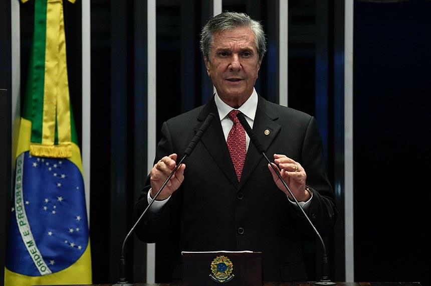 Collor alerta que é preciso união para evitar colapso institucional