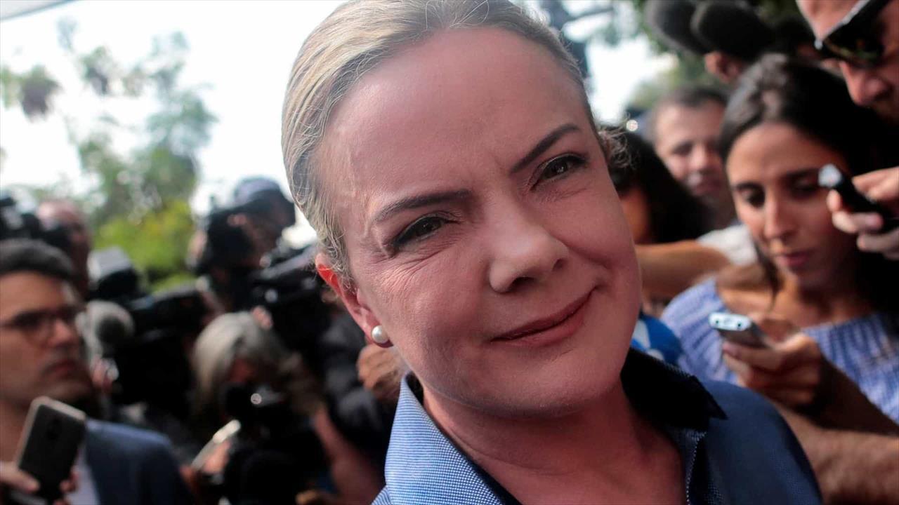 Gleisi Hoffmann é reeleita presidente do PT com 72% dos votos