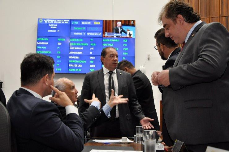 Deputados questionam fechamento de escolas estaduais, e Pedro Kemp critica fim das eleições a diretores
