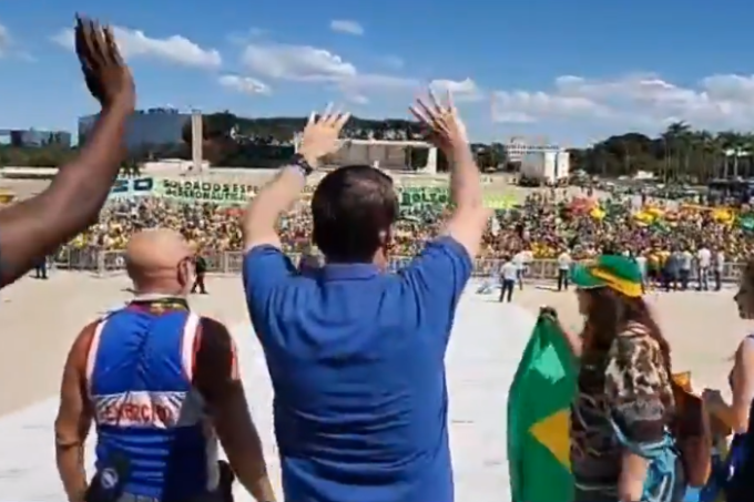 “Chegamos ao limite. Não tem mais conversa”, diz Bolsonaro em manifestação