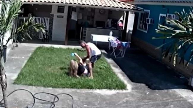 Cabo da PM é flagrado espancando a mulher no Rio