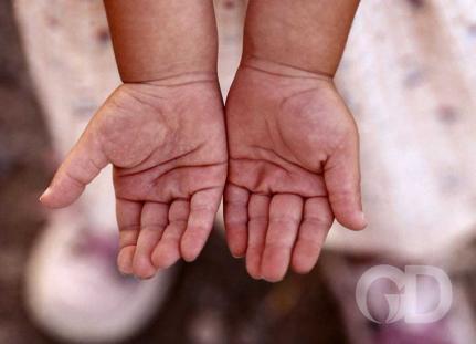 Adolescente é acusada de cortar a língua da filha de dois anos