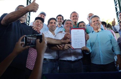 Estado faz entregas e assina novos convênios para Educação no Araguaia