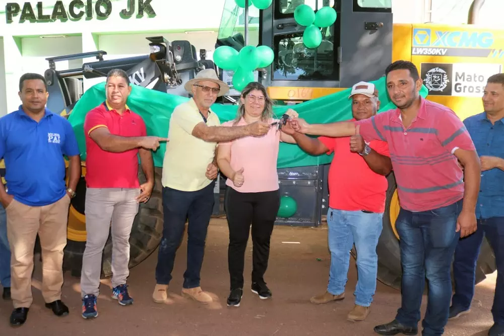 Prefeita Janailza Taveira realiza entrega de nova Pá Carregadeira