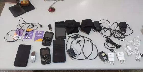 Agente prisional que levava celulares para faccionados é preso
