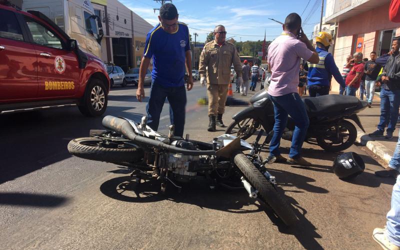 Mototaxista morre atropelado por carreta no centro de Barra do Garças
