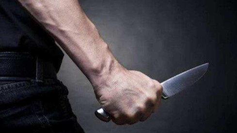 Homem invade escola com faca e ameaça aluno que teria batido em seu filho