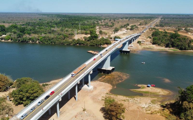 Prefeita Janailza Taveira parabeniza o governador Mauro Mendes pela inauguração da Ponte sobre o Rio das Mortes na BR-326