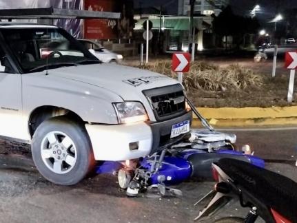 Motociclista fica ferido após colisão com caminhonete