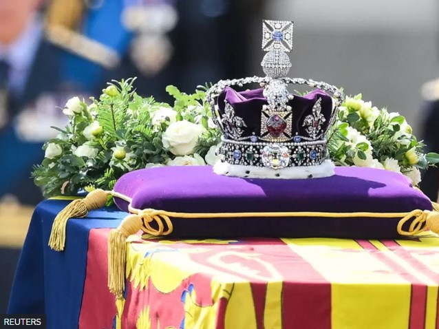 Funeral da Rainha Elizabeth 2ª: a história da impressionante coroa sobre o caixão da monarca