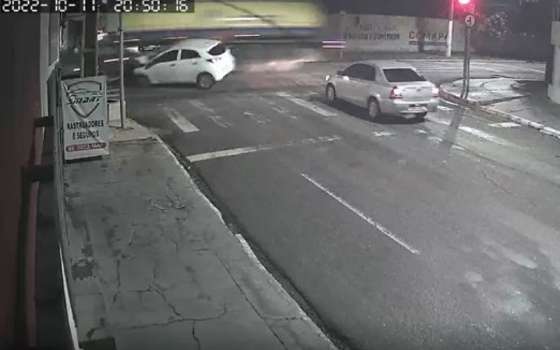 Mulher fura sinal vermelho e é atingida por caminhão; vídeo