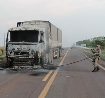 Carreta com milho pega fogo na BR-158 na região do Araguaia