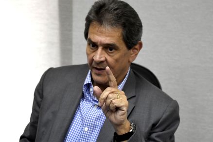 Após horas de tensão, Roberto Jefferson se entrega à Polícia