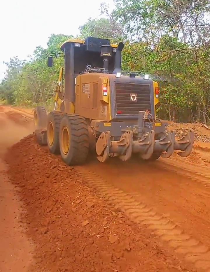 Homens e máquinas do Consórcio Cidesaa segue firme trabalhando na melhoria das estradas da região