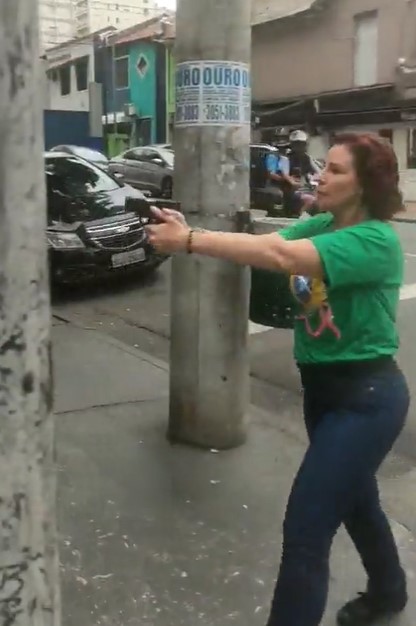Vídeo mostra deputada Carla Zambelli com arma em punho; assista