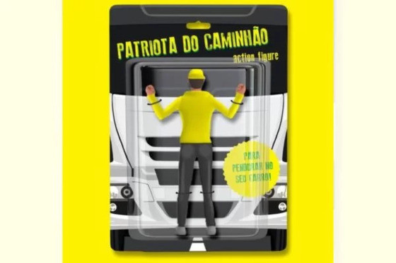Bolsonarista que se pendurou em caminhão vira meme nas redes sociais