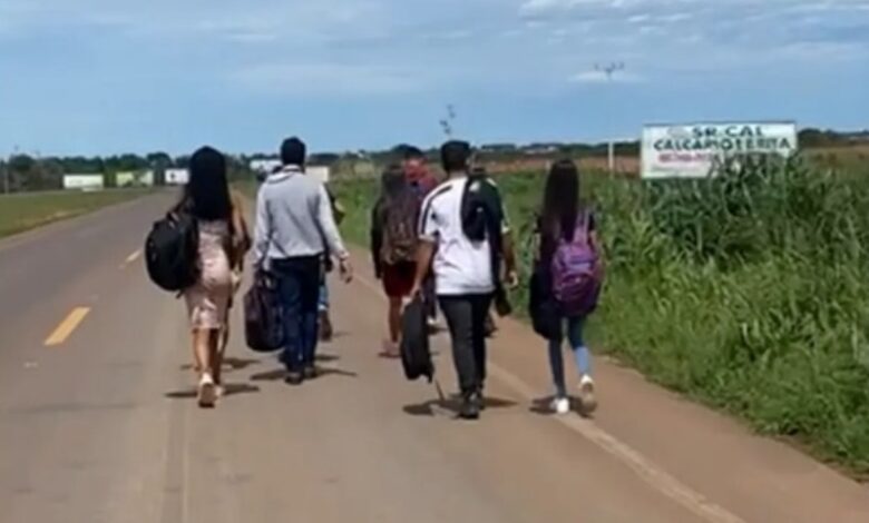 Estudantes de Bom Jesus do Araguaia andam 5 KM a pé para fazer prova do Enem após “baderneiros” fechar rodovia