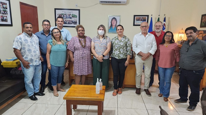 Equipe da Secretaria Municipal de Educação participam de reunião com a prefeita Janailza Taveira
