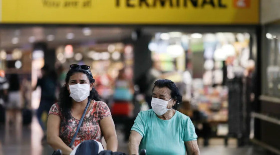Anvisa determina volta do uso de máscaras em aeroportos e aviões; veja regras