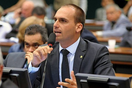 'Mais máscaras caem', diz Eduardo Bolsonaro em indireta a Mourão