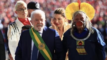 Ao lado de cacique, Lula cita fila do ossinho em discurso e contraste de MT
