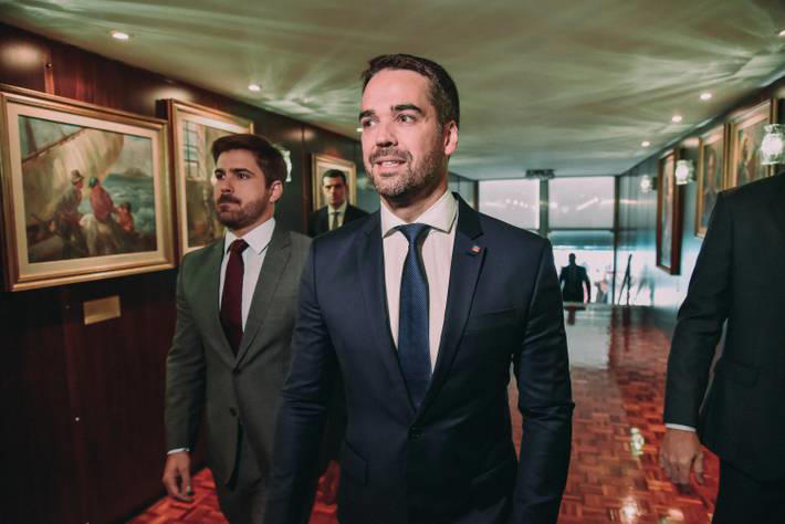 Eduardo Leite toma posse no RS acompanhado do namorado e rebate ataques homofóbicos em discurso