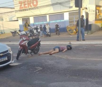 Mulher cai de moto e 'dorme' estirada em avenida de VG