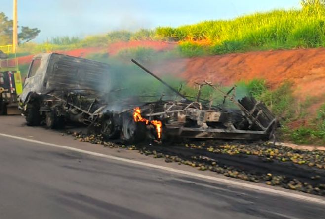 Carreta e carro batem e pegam fogo em rodovia de Mato Grosso