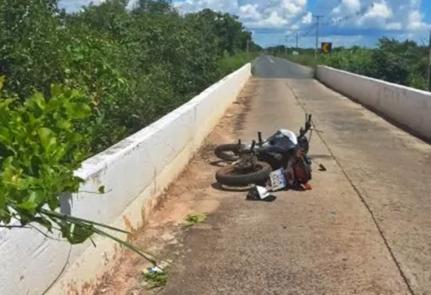 Motociclista morre ao bater na proteção de ponte e cair no rio