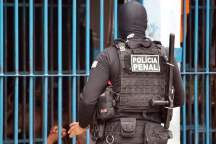 Seis policiais penais são afastados acusados de torturar colega
