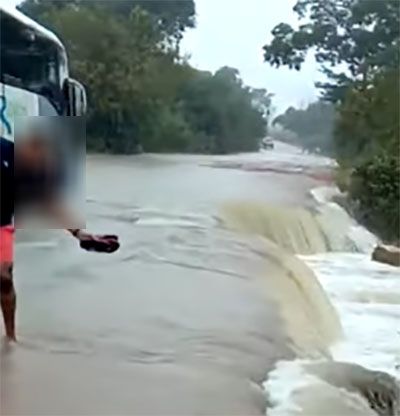 Vídeo mostra ônibus ilhado em meio à rodovia inundada próximo à Alto Boa Vista