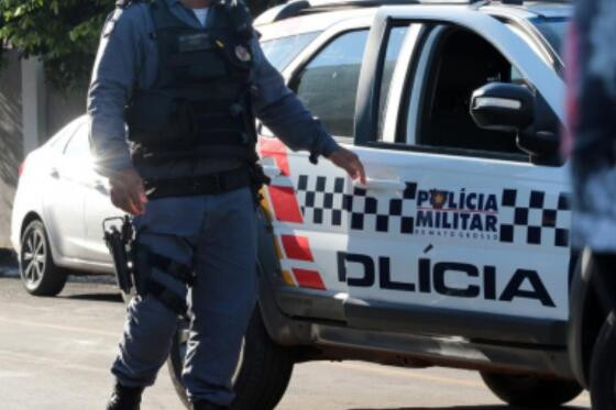 Avô é preso por asfixiar e tentar afogar netos de 5 e 9 anos em caixa d'água