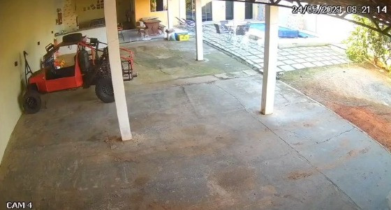 Bandidos se atrapalham durante furto e deixam cofre cair em piscina de casa