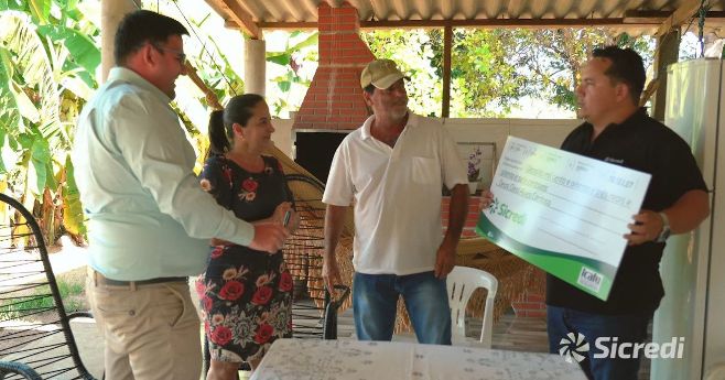 Sicredi Araxingu entrega cheque para associada ganhadora do Sorteio do Seguro de Vida