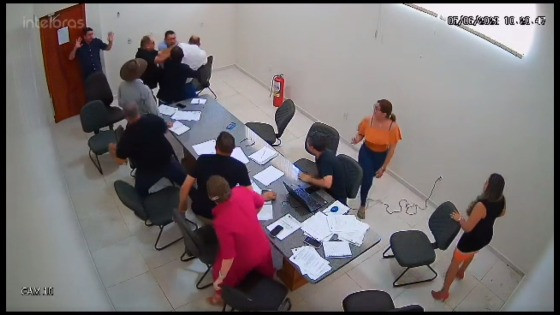 Vereador dá socos e ataca colega durante reunião legislativa