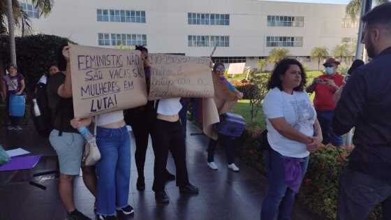 Feministas protestam contra deputado de extrema direita que comparou mulheres a vacas