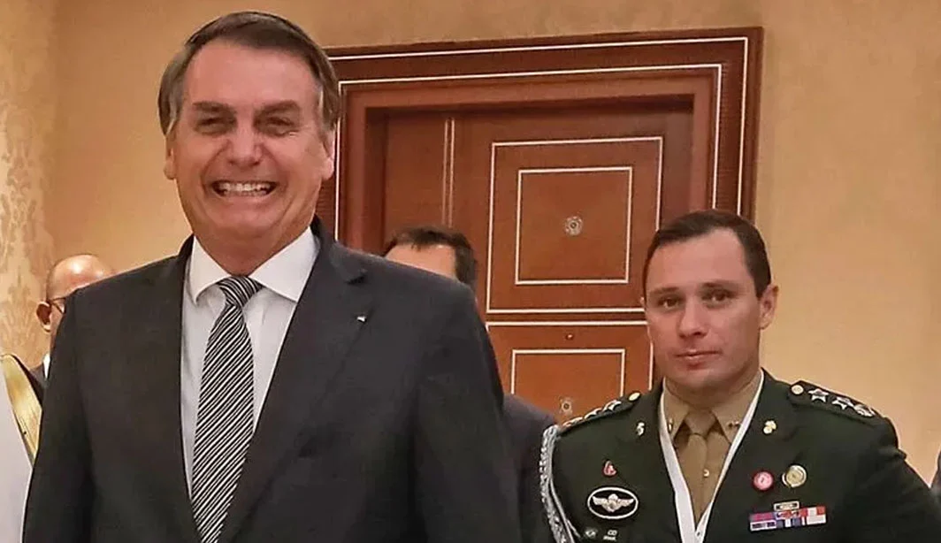 Mauro Cid tinha convocação de Exército para golpe pronta no celular, diz jornal