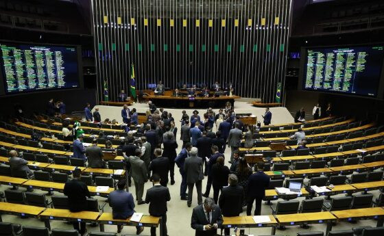 Mais de 3 mil políticos e ex-políticos podem ser beneficiados com projeto contra 