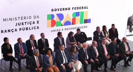 'Quem tem que estar bem armado é a polícia', diz Lula durante assinatura do novo decreto de armas