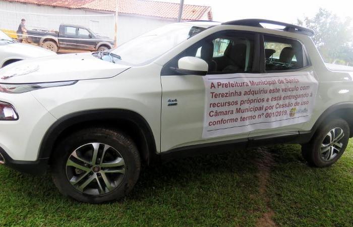 Prefeitura de Santa Terezinha adquire veículo com recurso próprio e cede à Câmara Municipal