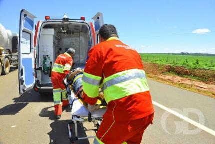 Colisão entre duas carretas interdita rodovia em Nobres