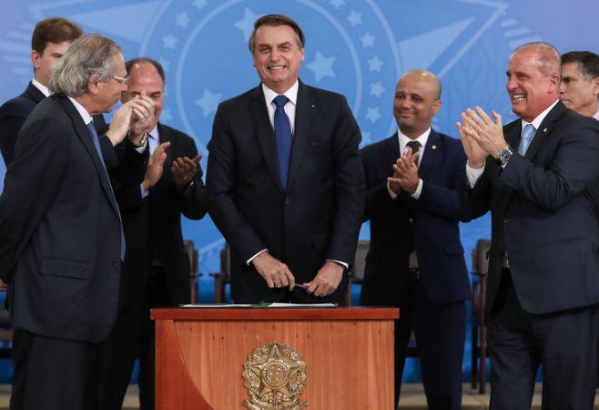 Bolsonaro assina decreto para estimular desenvolvimento regional